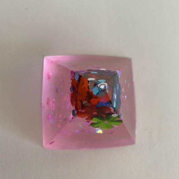 Resin Art - Medium Pyramid - Picture 2 of 3